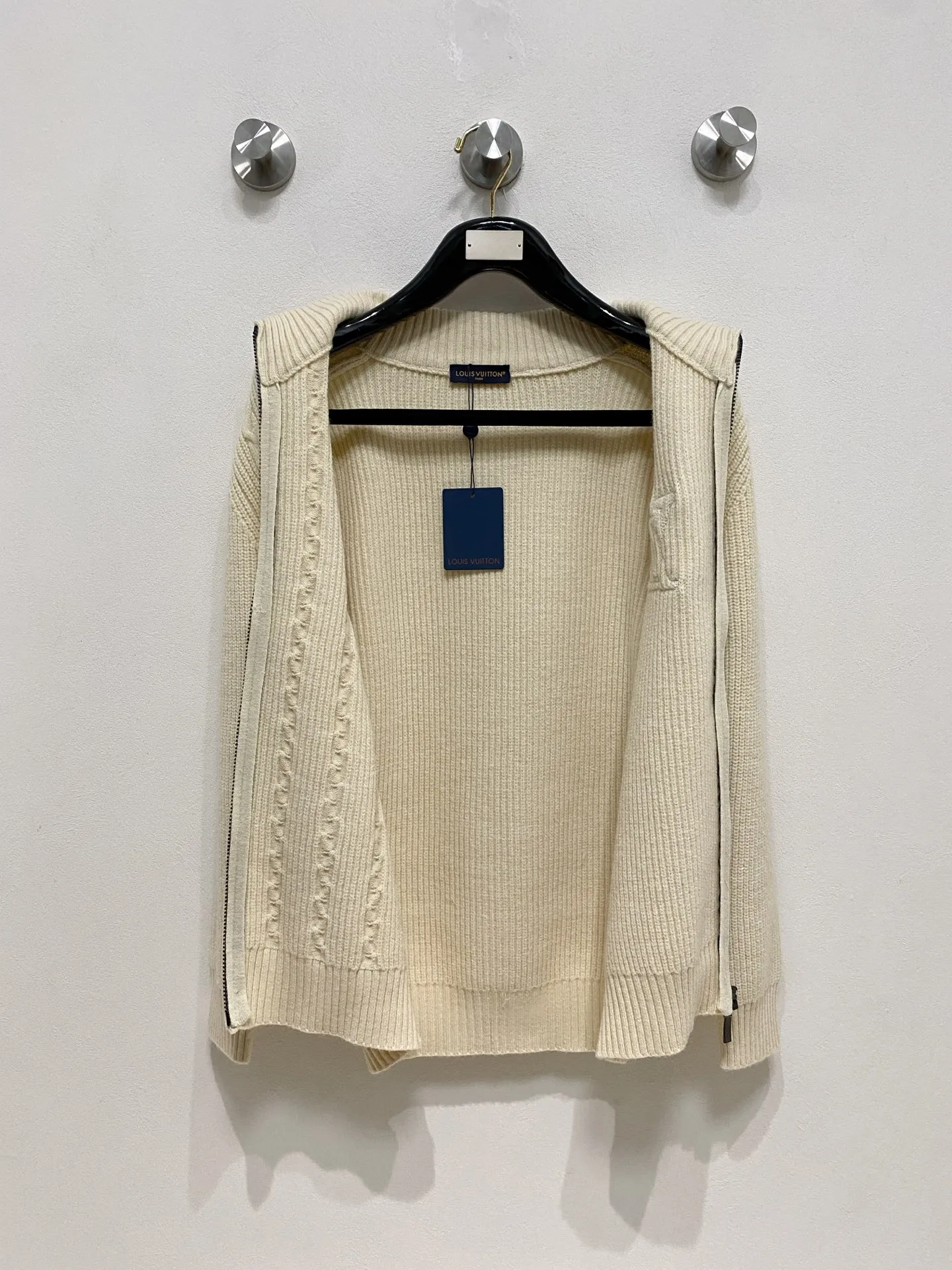 🅿️540 LV autumn and winter classic cardigan sweater, in full condition! ! ! Wool blended fabric, the latest model in 2025, golden ratio! ! Slim-fitting soft gold, versatile and practical item, the combination and practicality are extremely powerful, simple and elegant, and classy! To create your own style, it is highly recommended to buy it in two colors. The standard slim fit tailoring process is suitable for both young and old men. It is knitted from wool and will not cause any discomfort! While keeping warm, it is stylish, textured and wearable, and the classic logo with contrasting colors on the chest feels in place! ! Recommended for regular customers! ! Size M-3XL (maximum wear: 190 pounds)